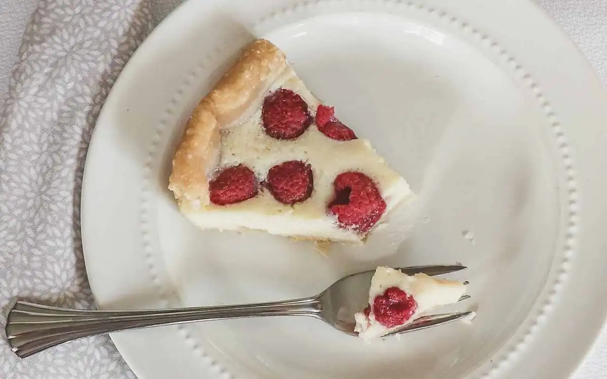 Whip Up A Heavenly Creamy Cake In Minutes With Puff Pastry!